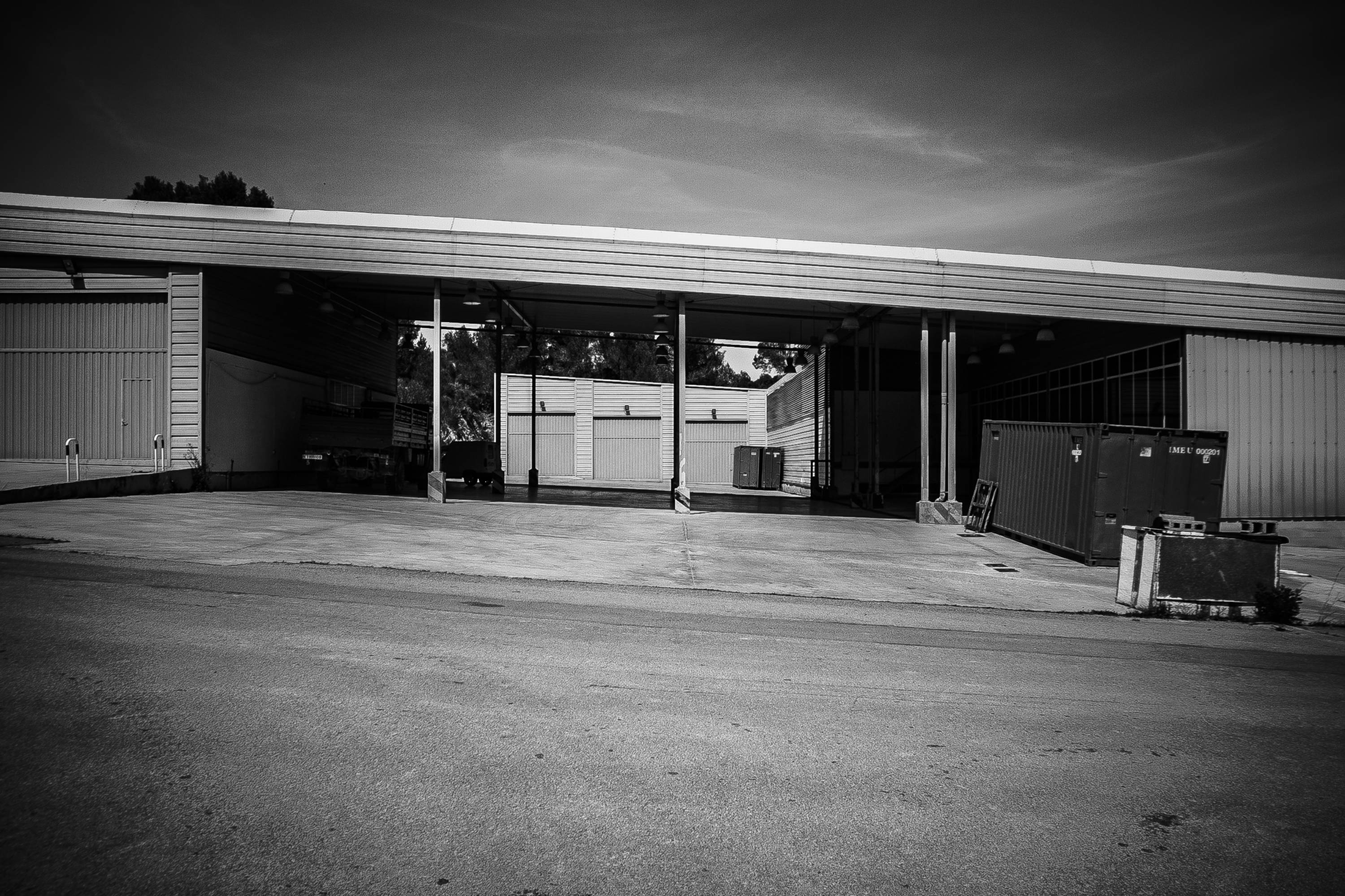 About buildings and fools. Complejo de talleres para vehículos. Base militar de Génova. Palma (2001-2003) arquitecto Francisco Jorquera